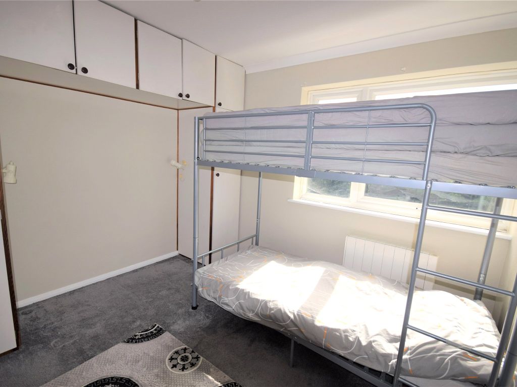 2 bed flat for sale in Hinton Road, Wallington, Surrey SM6, £280,000