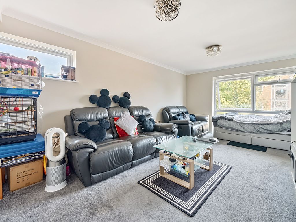 2 bed flat for sale in Hinton Road, Wallington, Surrey SM6, £280,000