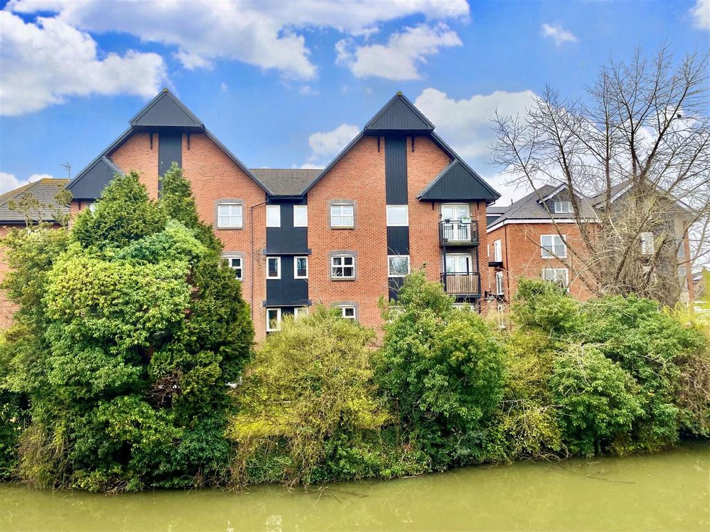 2 bed flat for sale in West Dock, The Wharf, Linslade LU7, £215,000