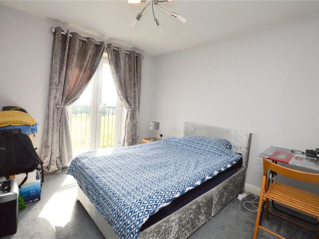 2 bed flat for sale in Twickenham Close, Swindon, Wiltshire SN3, £130,000