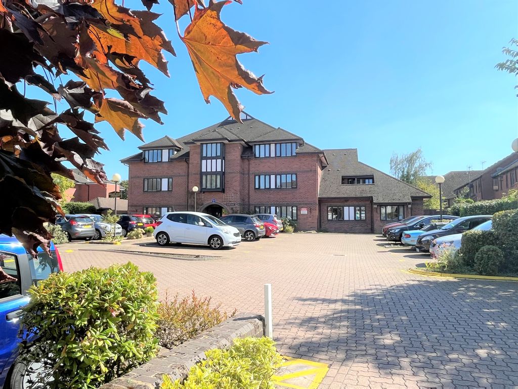 1 bed flat for sale in Healey Court, Coten End, Warwick CV34, £128,500