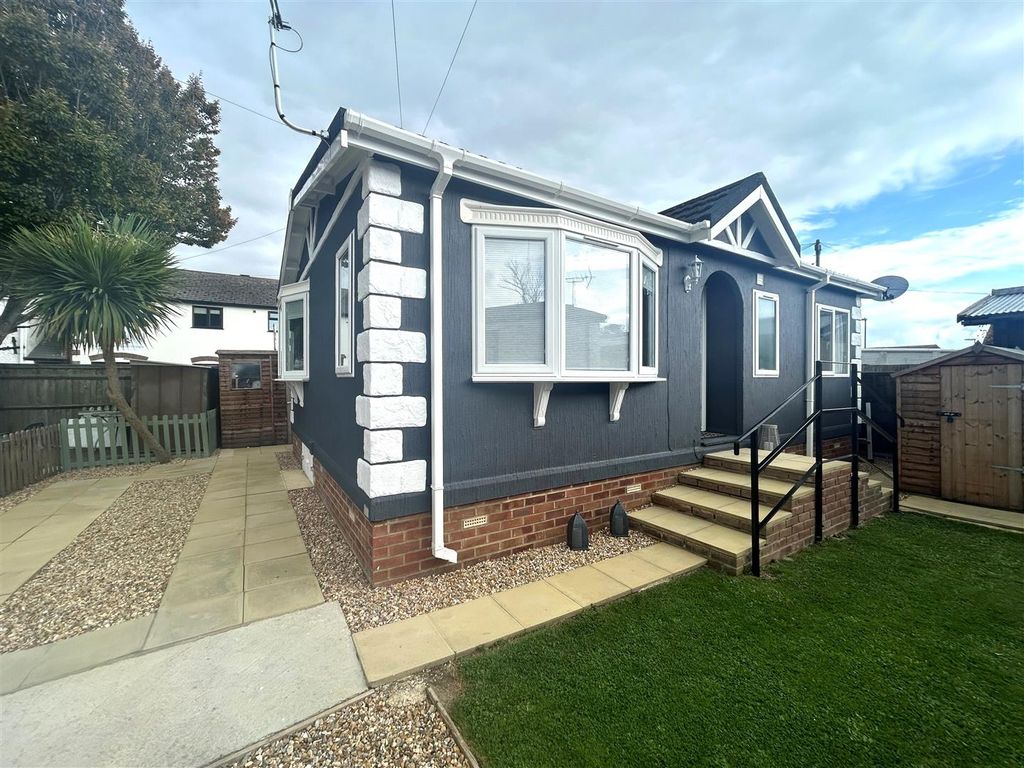 2 bed mobile/park home for sale in Rope Walk, Littlehampton BN17, £145,000