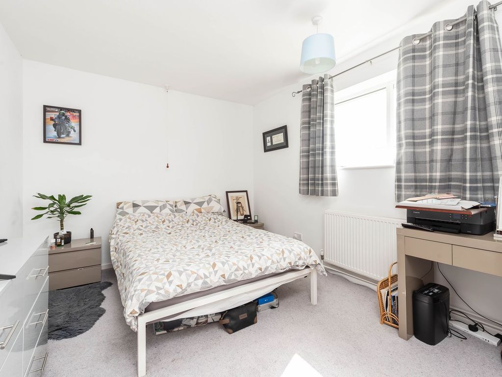 2 bed flat for sale in Mercury Close, Bampton OX18, £200,000