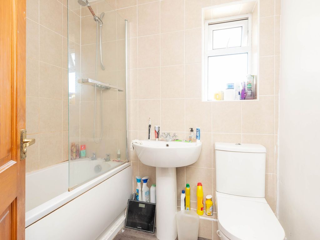 2 bed flat for sale in Mercury Close, Bampton OX18, £200,000