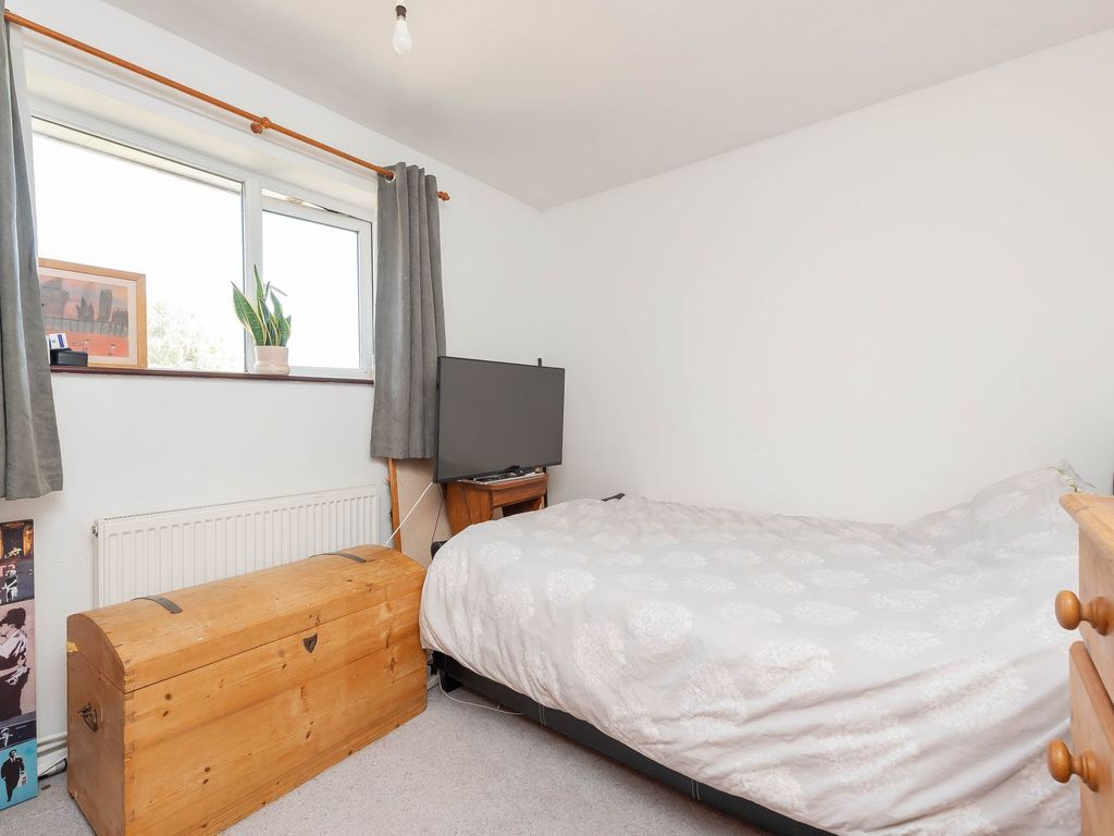 2 bed flat for sale in Mercury Close, Bampton OX18, £200,000