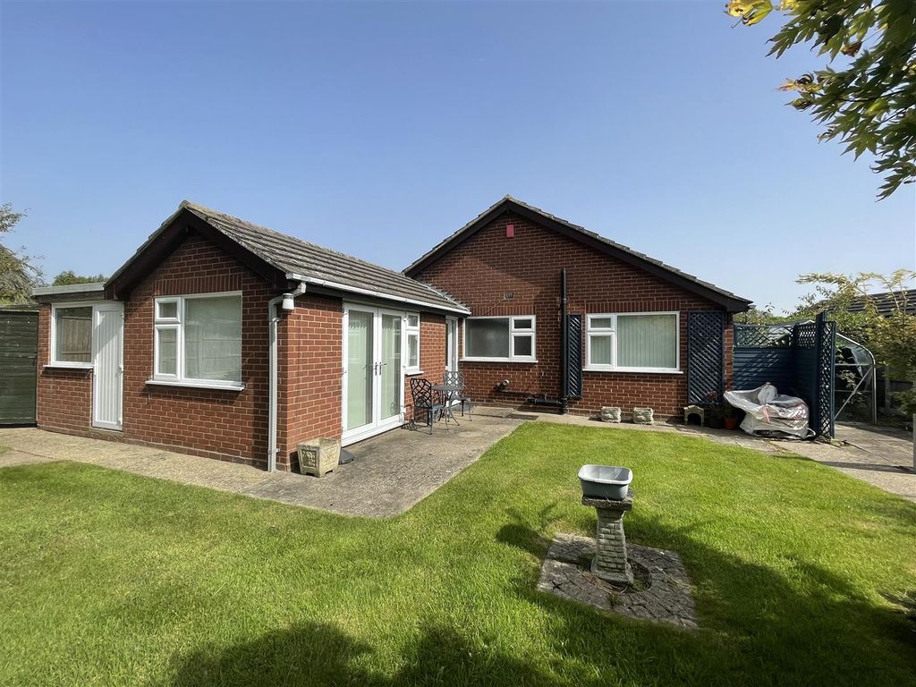 3 bed detached bungalow for sale in Mellows Close, Reepham, Lincoln LN3, £295,000