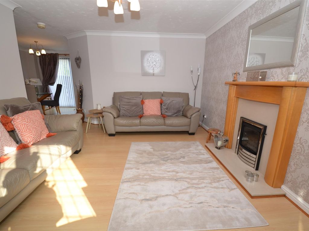 3 bed detached house for sale in Jacobs Croft, Clayton, Bradford BD14, £260,000