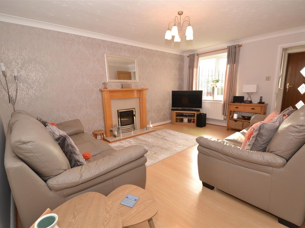 3 bed detached house for sale in Jacobs Croft, Clayton, Bradford BD14, £260,000