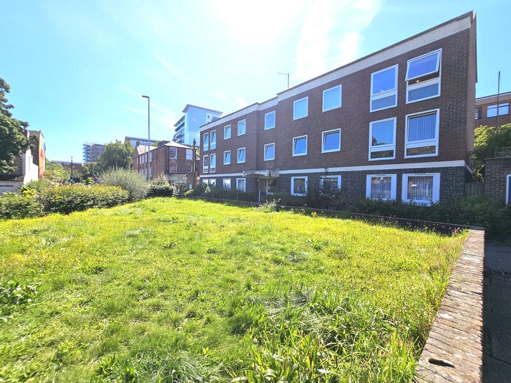 2 bed flat for sale in New Orchard, Poole BH15, £250,000