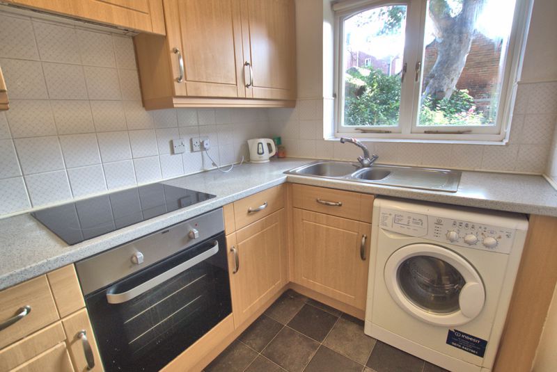 1 bed flat for sale in Croad Court, High Street, Fareham PO16, £145,000