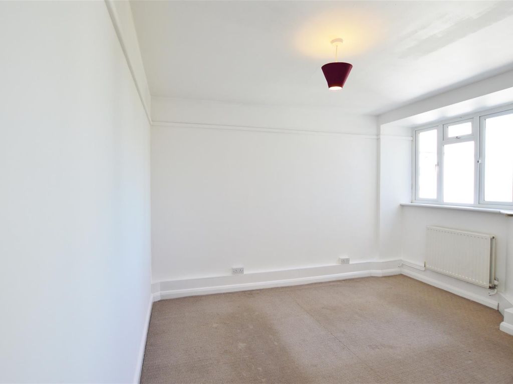 2 bed flat for sale in Bath Road, Slough SL1, £160,000