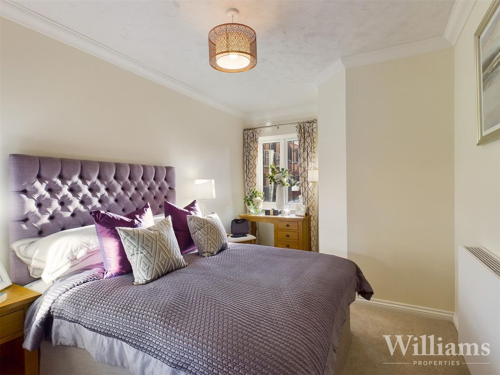 1 bed flat for sale in Cambridge Street, Aylesbury HP20, £249,950