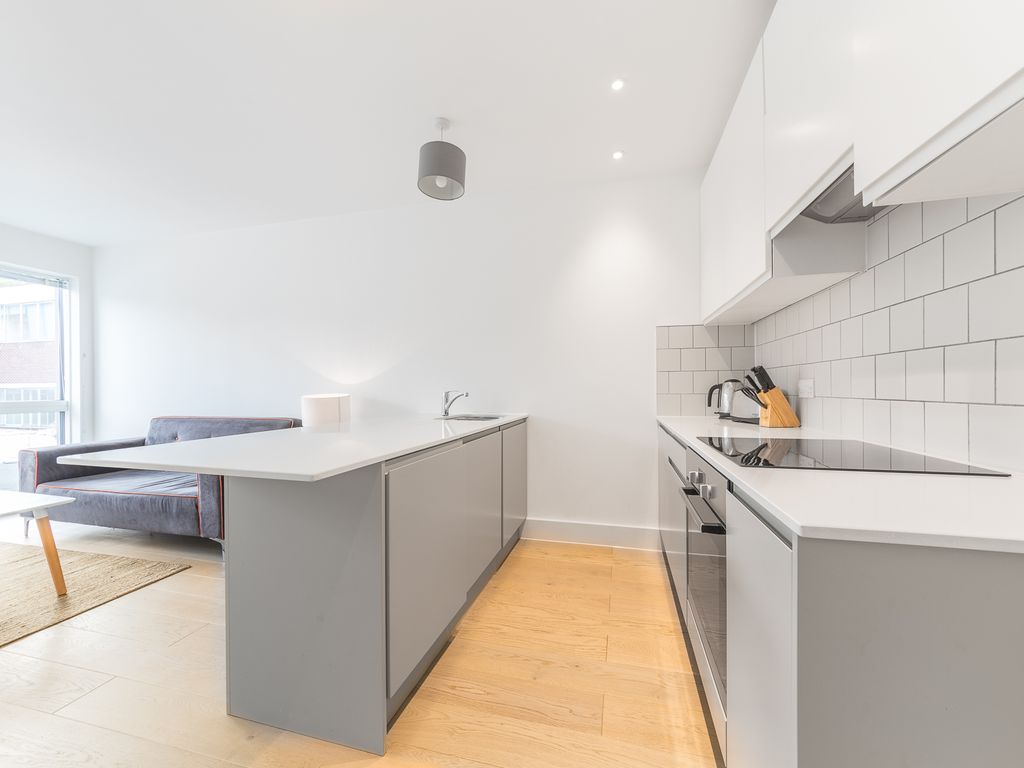 1 bed flat for sale in London SE3, £200,000