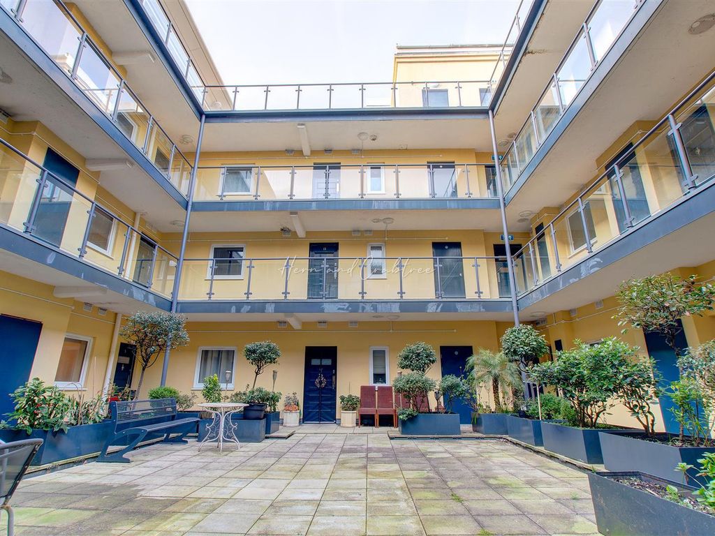 2 bed flat for sale in Bute Crescent, Cardiff CF10, £230,000