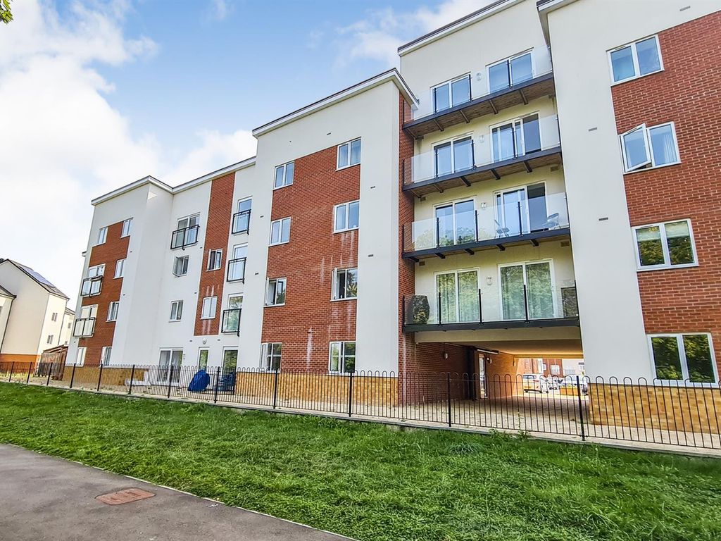 1 bed flat for sale in Plough House, Harrow Close, Bedford MK42, £170,000