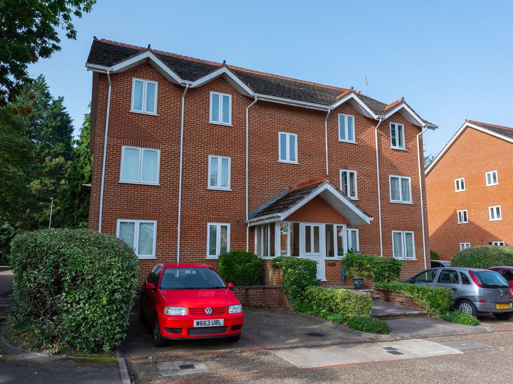 3 bed flat for sale in Thornfield Green, Blackwater, Camberley GU17, £250,000