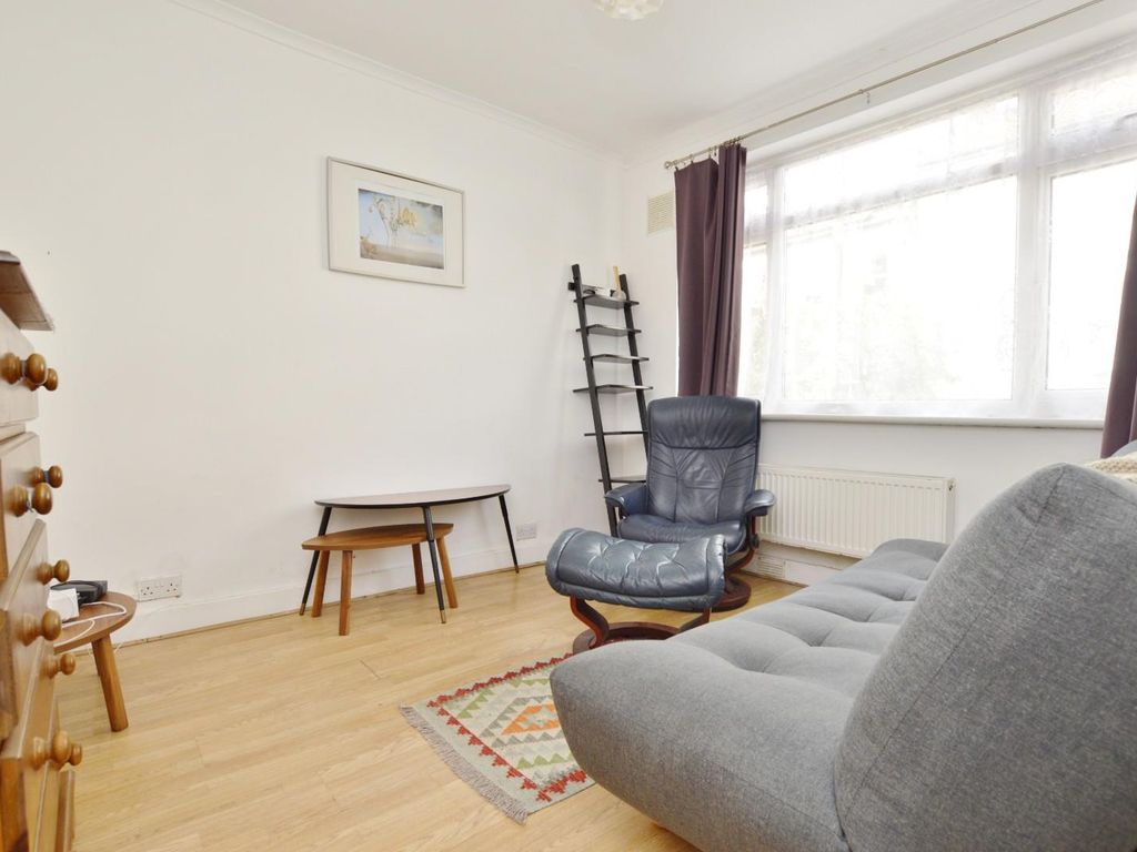 1 bed flat for sale in Chesterton Road, Plaistow E13, £260,000