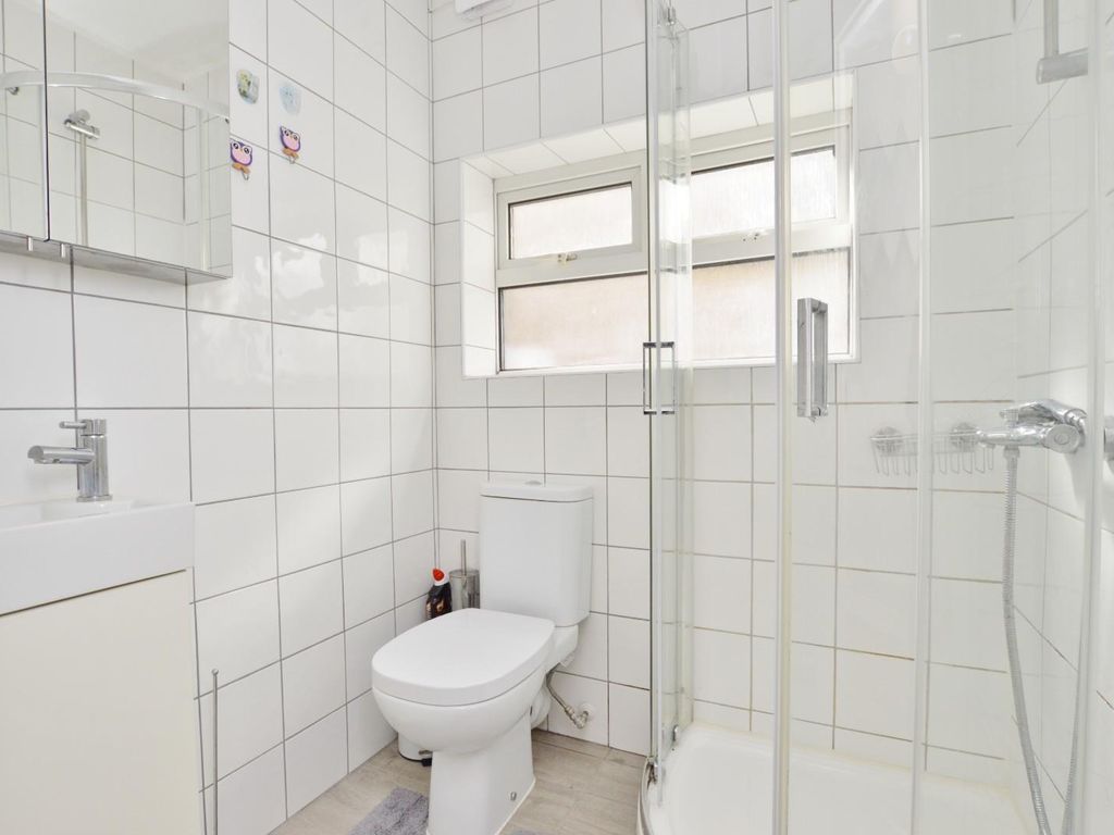 1 bed flat for sale in Chesterton Road, Plaistow E13, £260,000