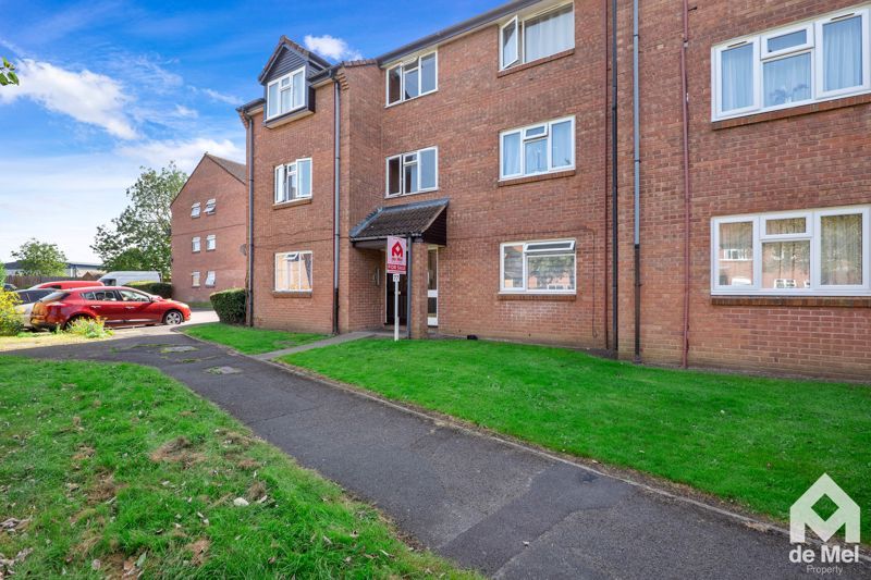 1 bed flat for sale in St. Peters Close, Cheltenham GL51, £100,000