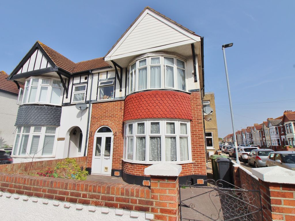 2 bed flat for sale in Kirby Road, Portsmouth PO2, £215,000