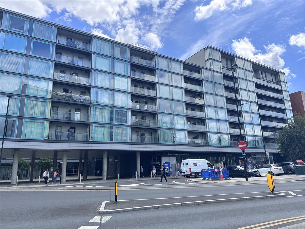 1 bed flat for sale in Vanatage Building, Station Approach, Hayes UB3, £225,000