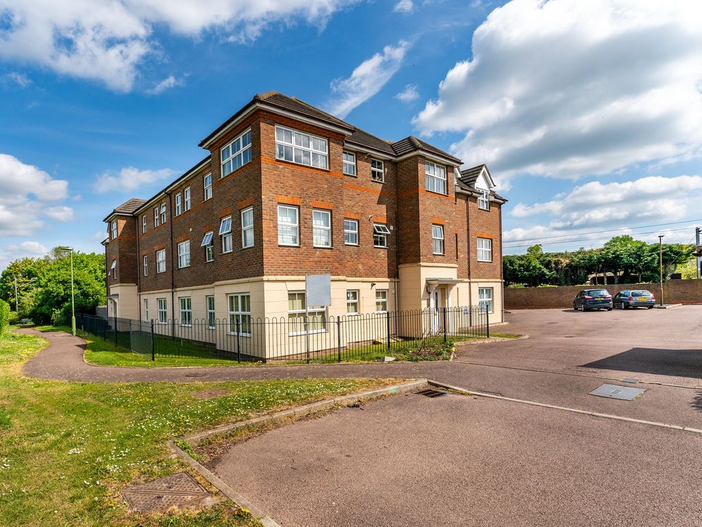 2 bed flat for sale in Titchmarsh Close, Royston SG8, £190,000
