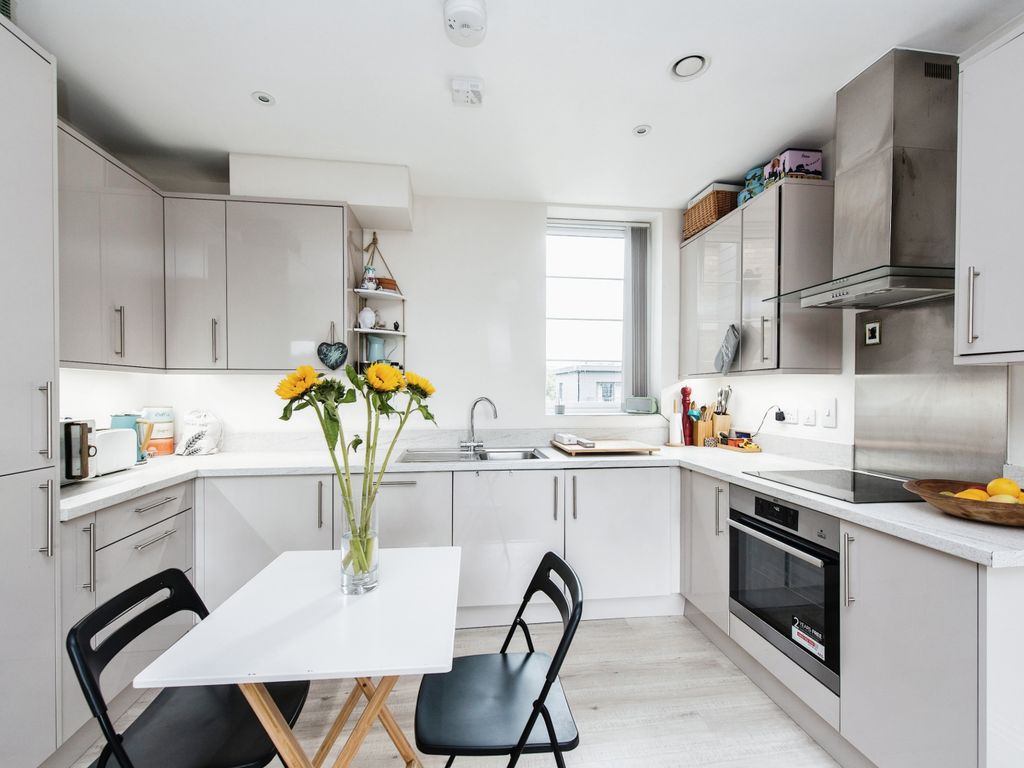 2 bed flat for sale in Samuelson Place, Isleworth TW7, £198,000