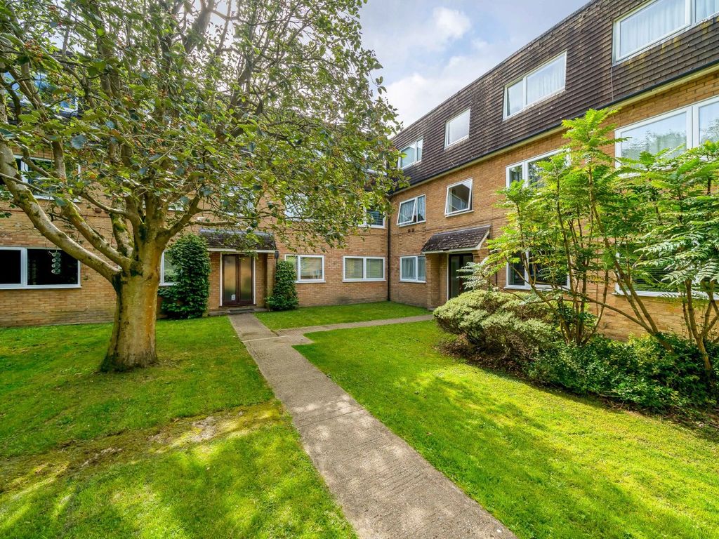 2 bed flat for sale in Yorktown Road, Sandhurst, Berkshire GU47, £219,950