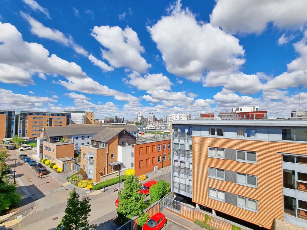 1 bed penthouse for sale in John Street, Orwell Quay IP3, £120,000