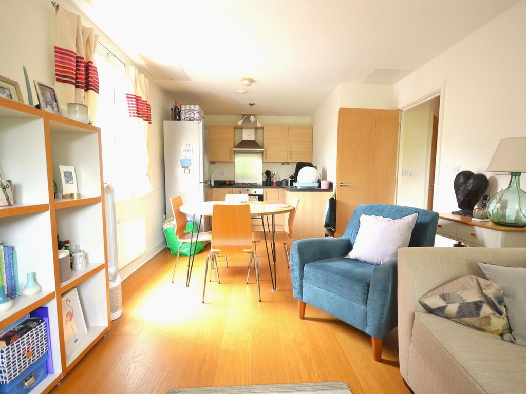 1 bed flat for sale in Dalmeny Way, Primrose House KT18, £260,000