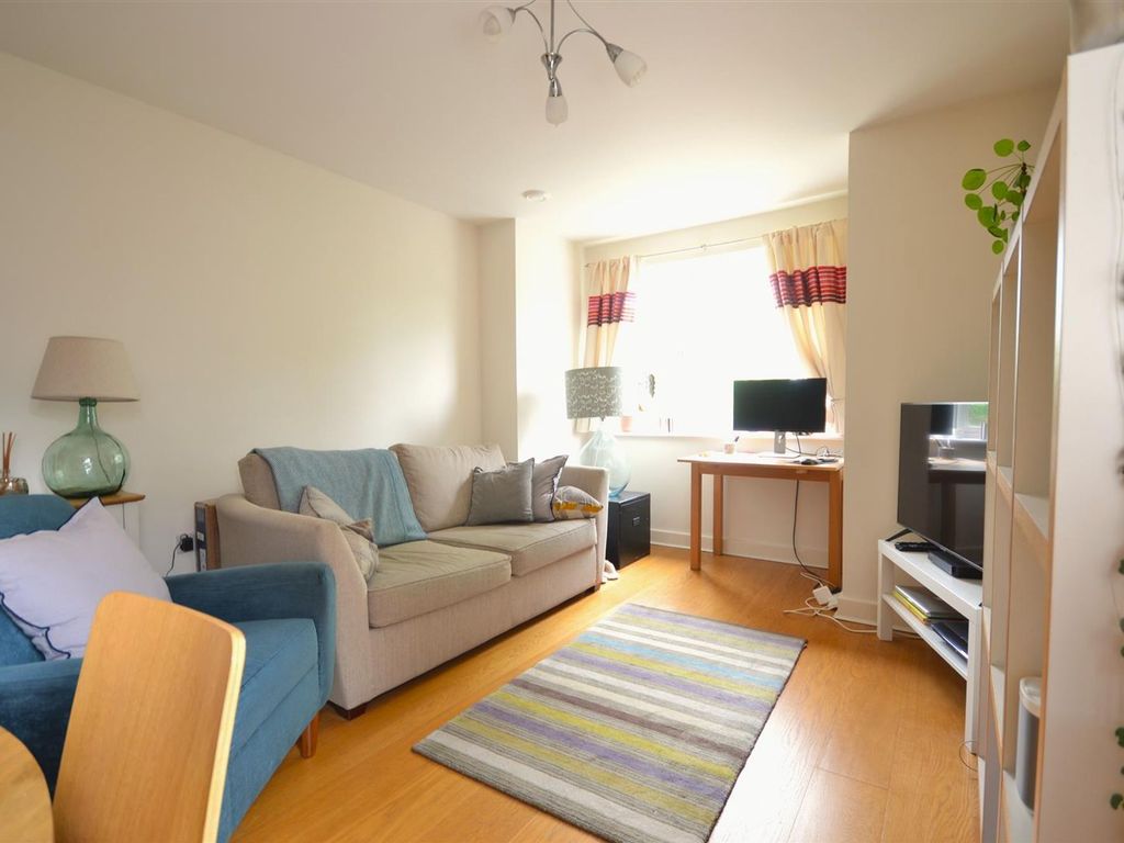 1 bed flat for sale in Dalmeny Way, Primrose House KT18, £260,000