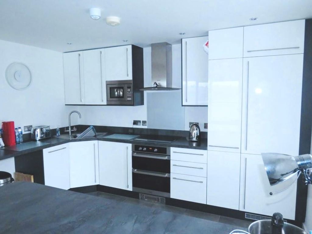 2 bed flat for sale in Ferry Court, Cardiff CF11, £250,000