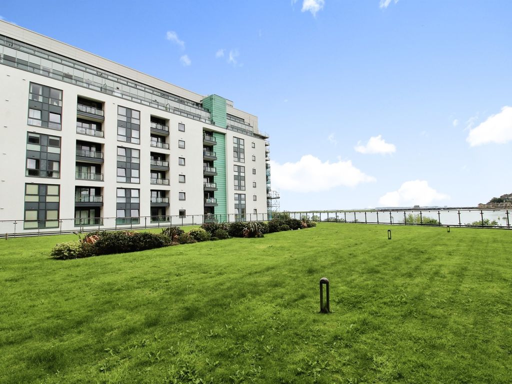 2 bed flat for sale in Ferry Court, Cardiff CF11, £250,000