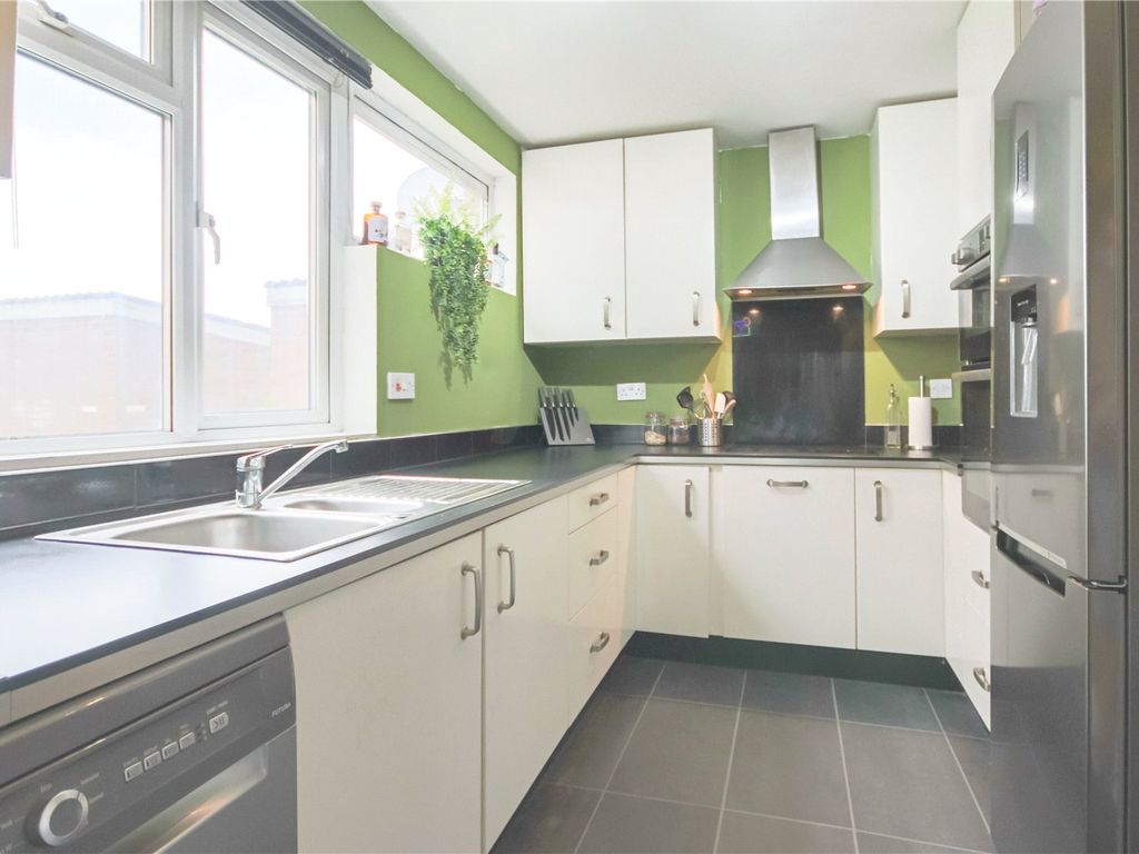 2 bed flat for sale in Underwood, Bracknell, Berkshire RG12, £200,000