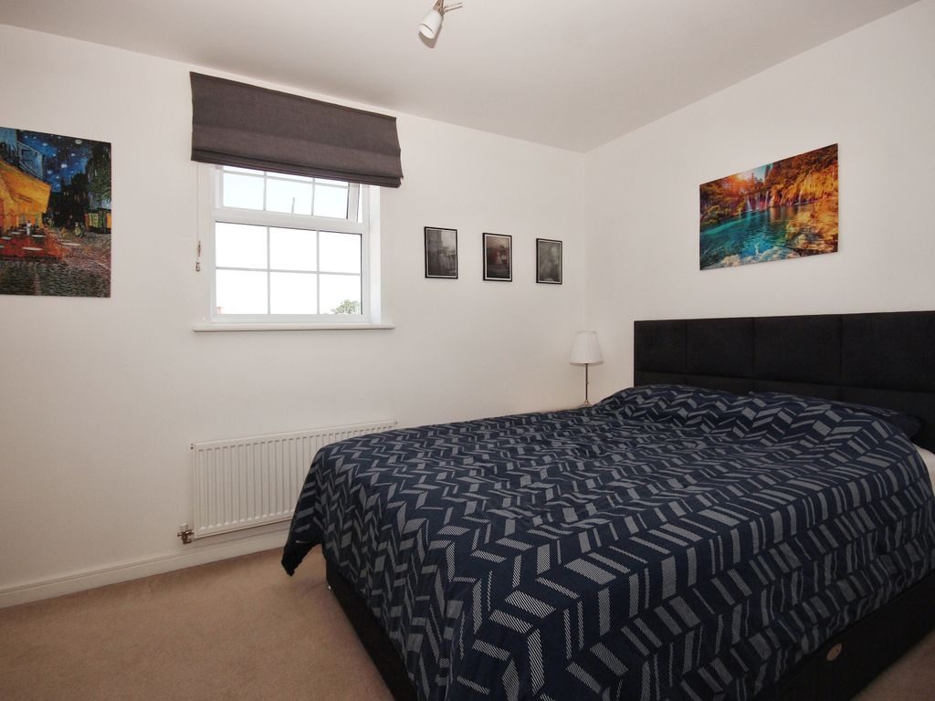 2 bed flat for sale in Vickers Way, Warwick, Warwickshire CV34, £220,000