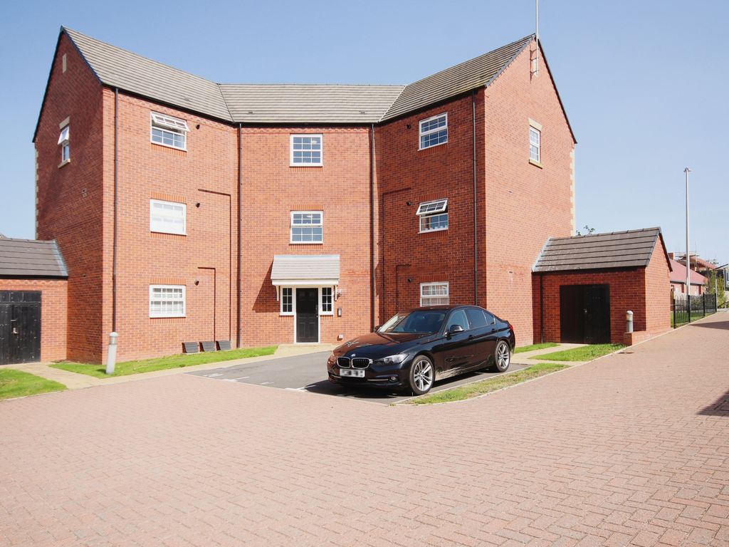 2 bed flat for sale in Vickers Way, Warwick, Warwickshire CV34, £220,000