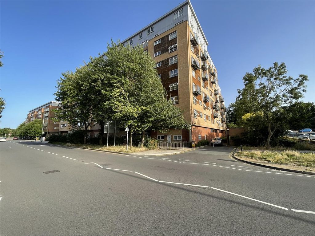 1 bed flat for sale in Cherrydown East, Basildon SS16, £175,000