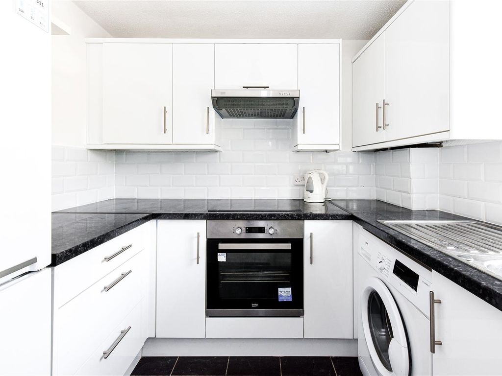 1 bed flat for sale in Ringwood Road, London E17, £285,000