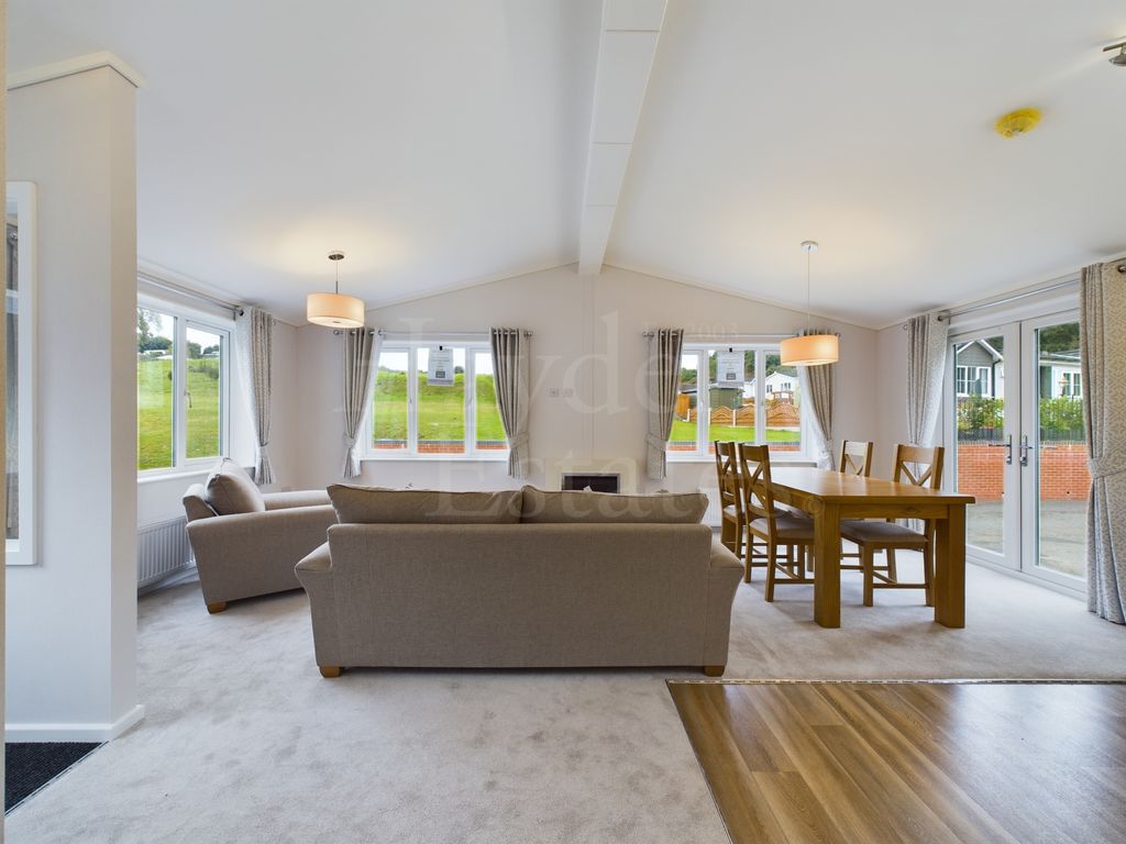 2 bed mobile/park home for sale in Hollins Park, Quatford, Bridgnorth WV15, £195,000