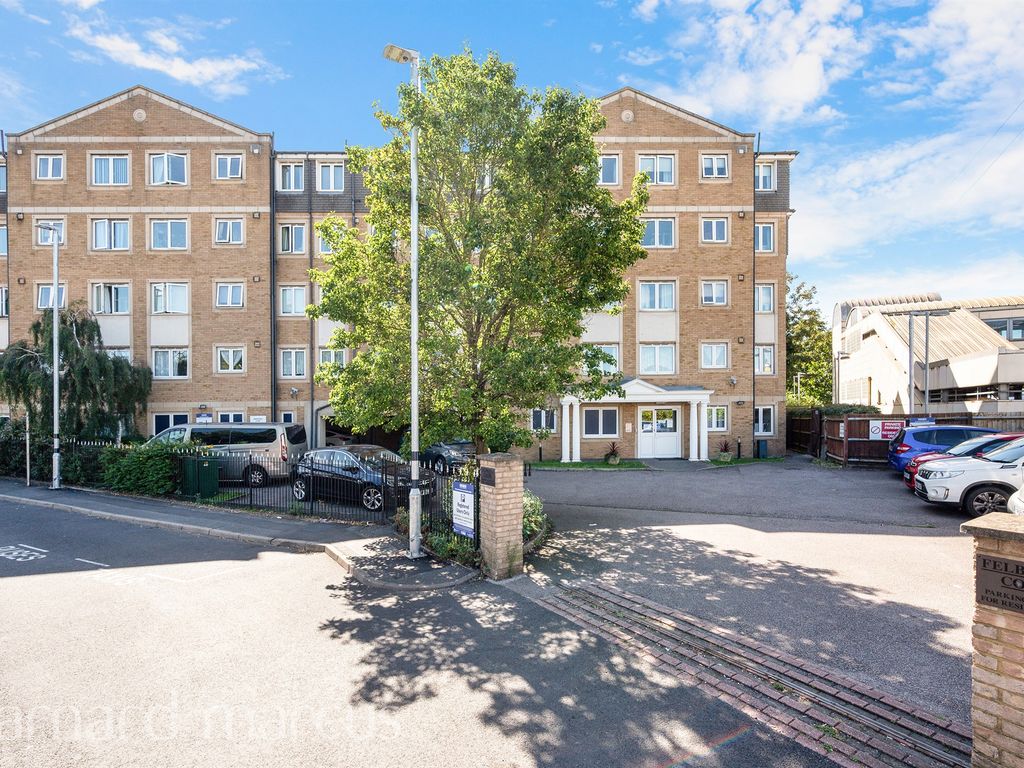 2 bed flat for sale in High Street, Feltham TW13, £130,000