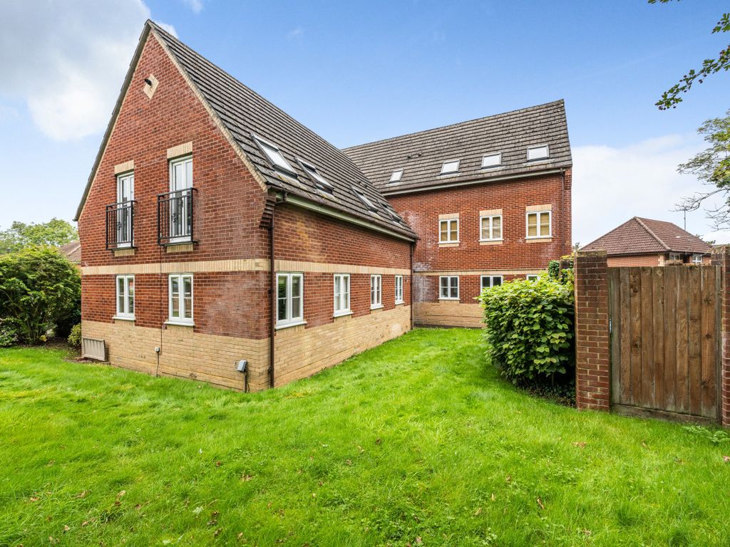 2 bed flat for sale in Hitherhooks Hill, Binfield, Bracknell, Berkshire RG42, £200,000