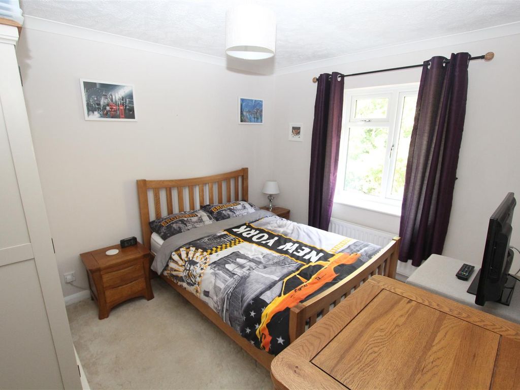 2 bed maisonette for sale in Capel Road, Sittingbourne ME10, £180,000