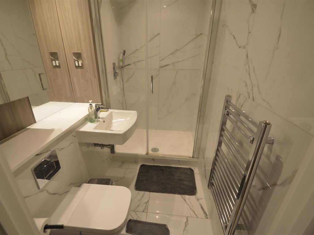 1 bed flat for sale in South Street, Romford RM1, £200,000