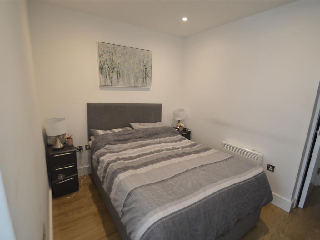 1 bed flat for sale in South Street, Romford RM1, £200,000