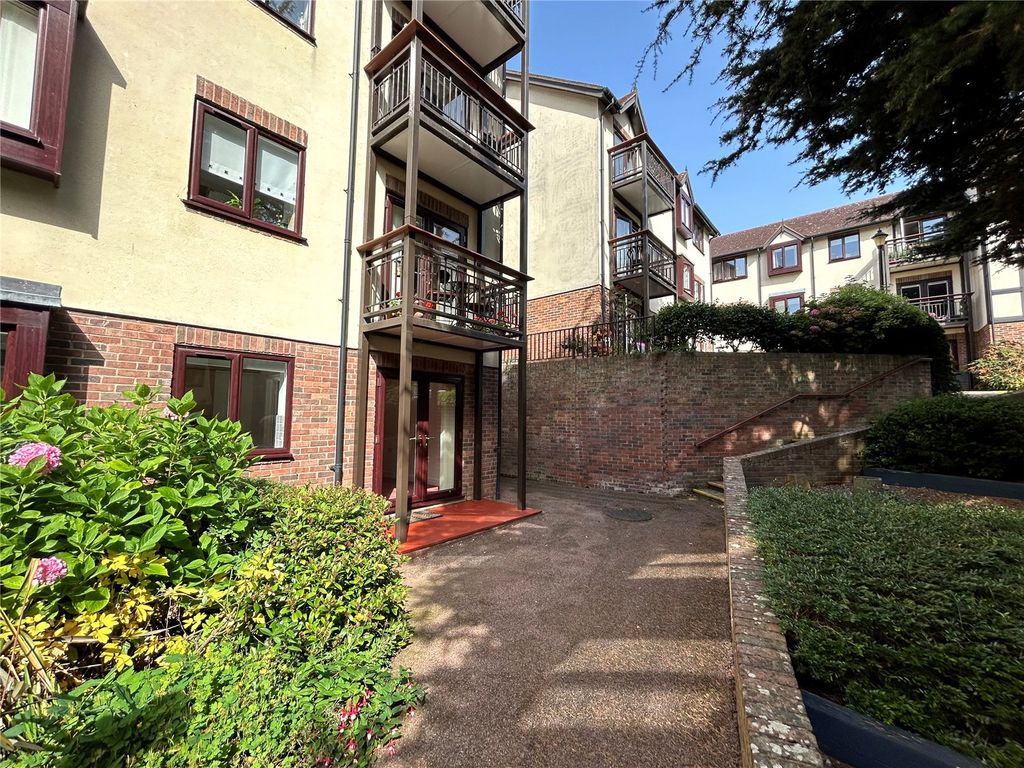 2 bed flat for sale in The Cedars, Abbey Foregate, Abbey Foregate, Shrewsbury SY2, £150,000