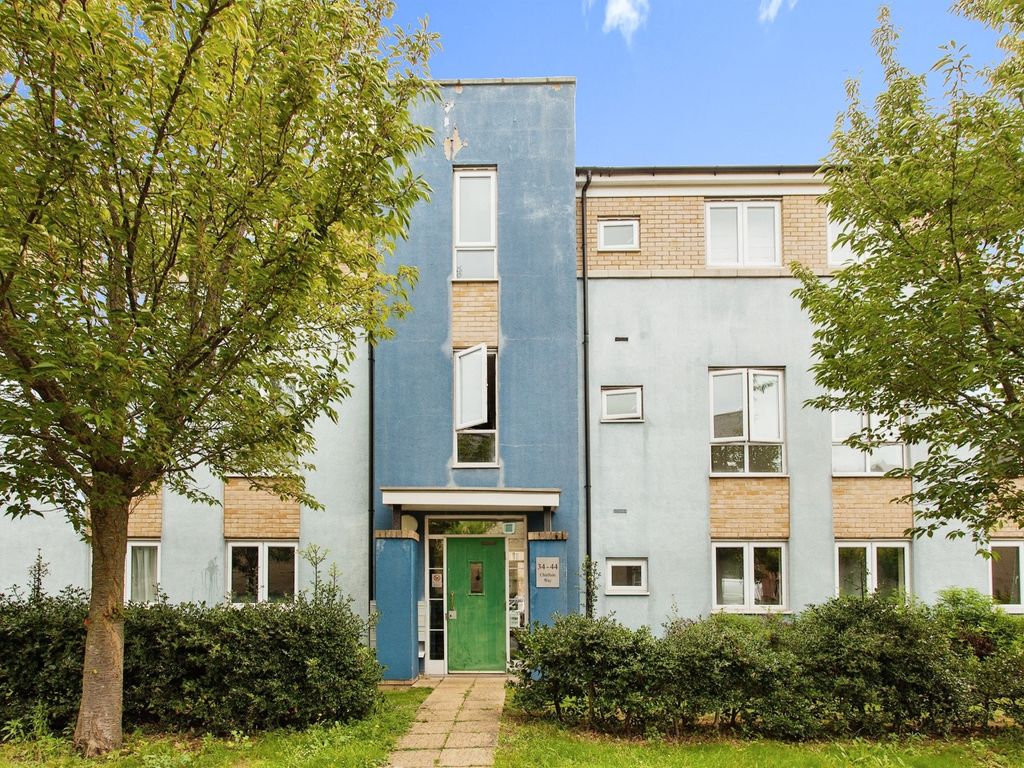 2 bed flat for sale in Chieftain Way, Cambridge CB4, £290,000