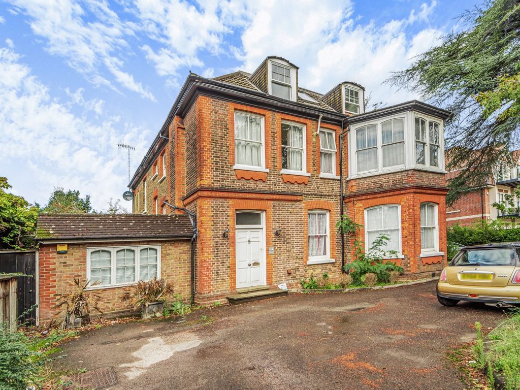 2 bed flat for sale in Aldenham Road, Bushey WD23, £300,000