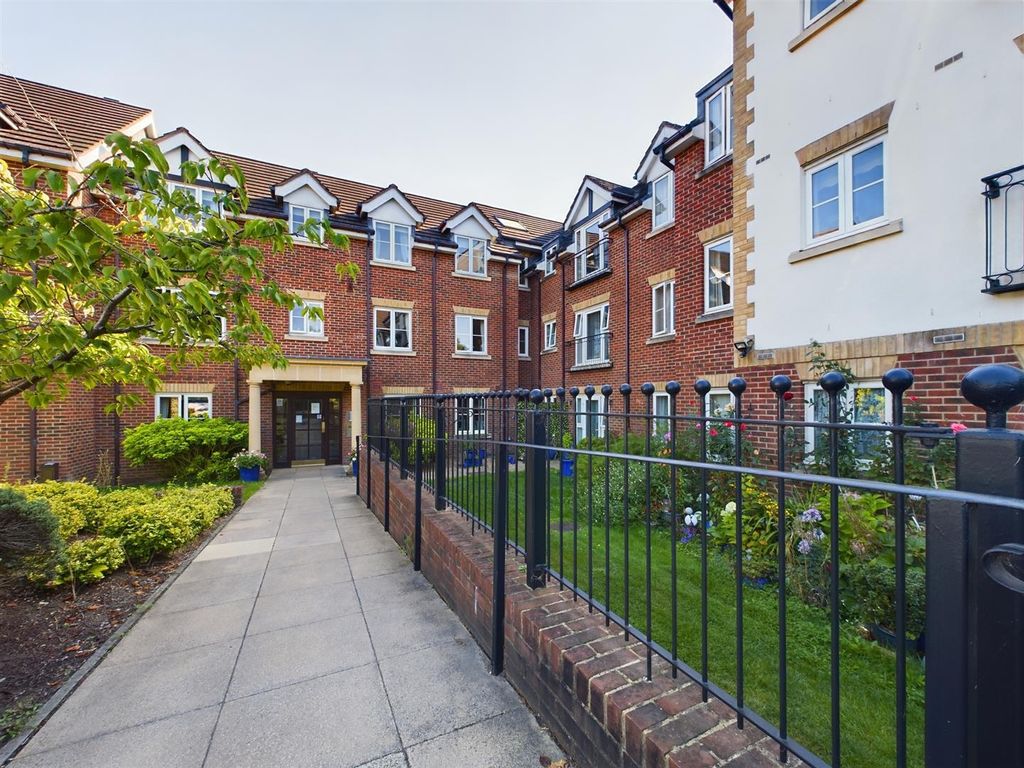 1 bed flat for sale in Calcot Priory, Bath Road, Calcot, Reading RG31, £90,000
