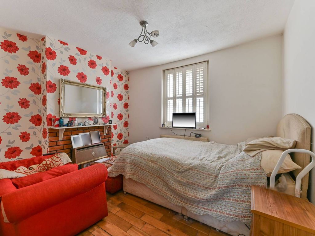 2 bed end terrace house for sale in Warren Road, Croydon CR0, £300,000