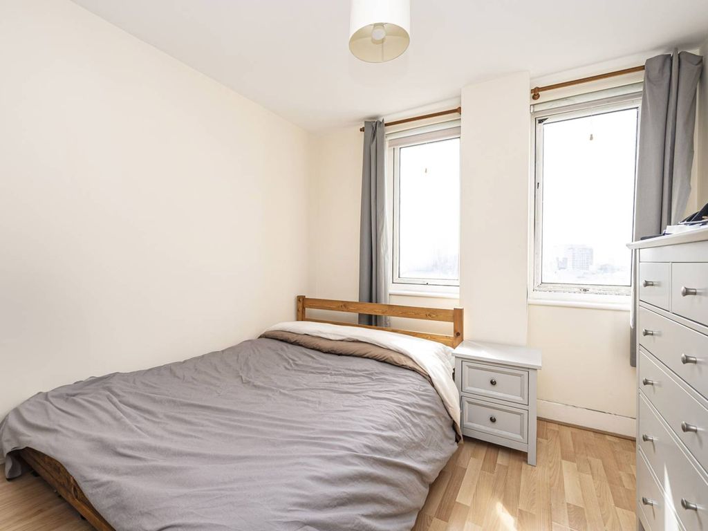 1 bed flat for sale in Commercial Road, Whitechapel, London E1, £325,000